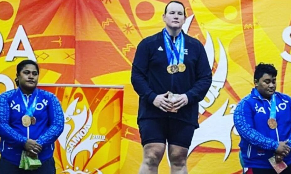 Новозеландский трансгендер Лорел Хаббард (в центре)