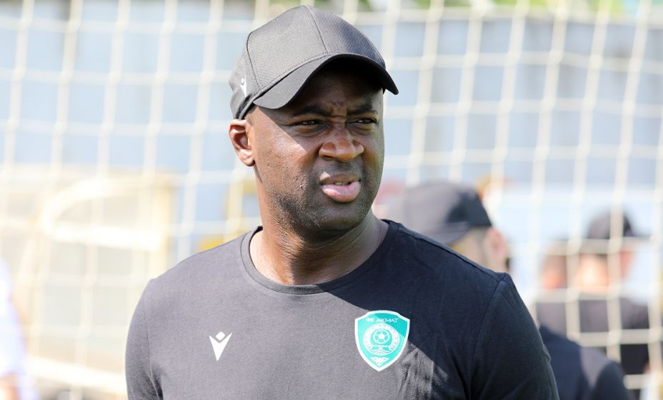Бывший защитник «Барселоны» и «МанСити» Яя Туре теперь работает помощником Андрея Талалаева в «Ахмате». Фото: ФК «Ахмат»
