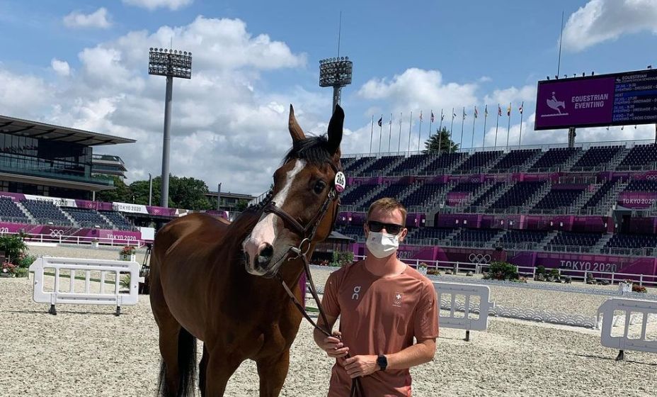 Швейцарец Робин Годель лишился коня Джета Сета, который умер. Фото: Соцсети Робина Годеля