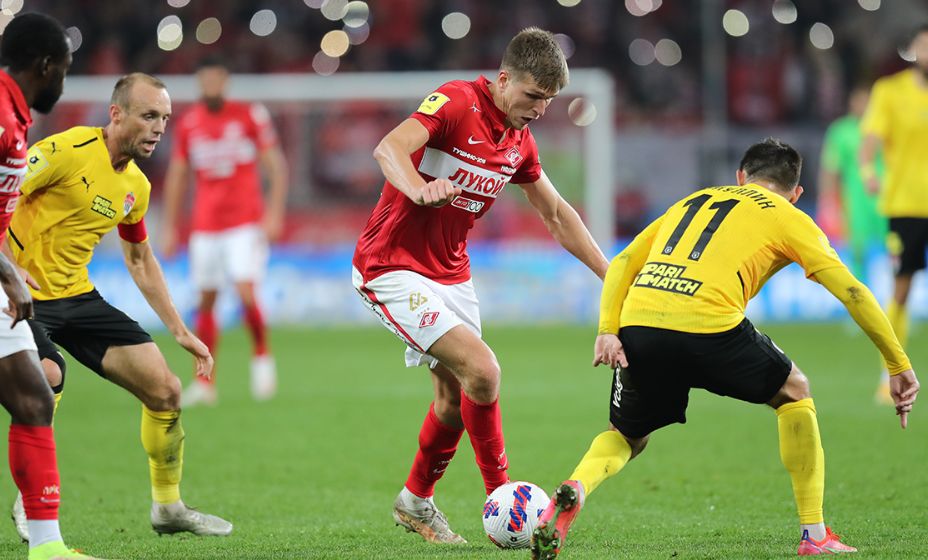 Александр Соболев демонстрирует технику обводки. Фото: РПЛ