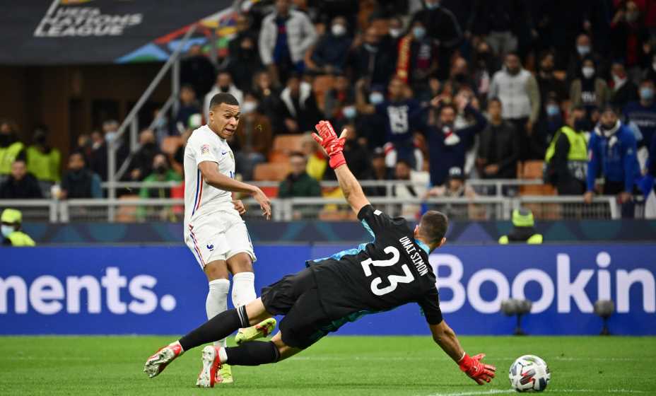 Килиан Мбаппе забивает в ворота Испании тот самый мяч, который принес Франции победу в Лиге наций. Фото: Global Look Press