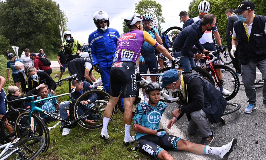 Болельщица, из-за которой случился завал на веломногодневке Тур де Франс, грозит тюремное заключение. Фото: Reuters