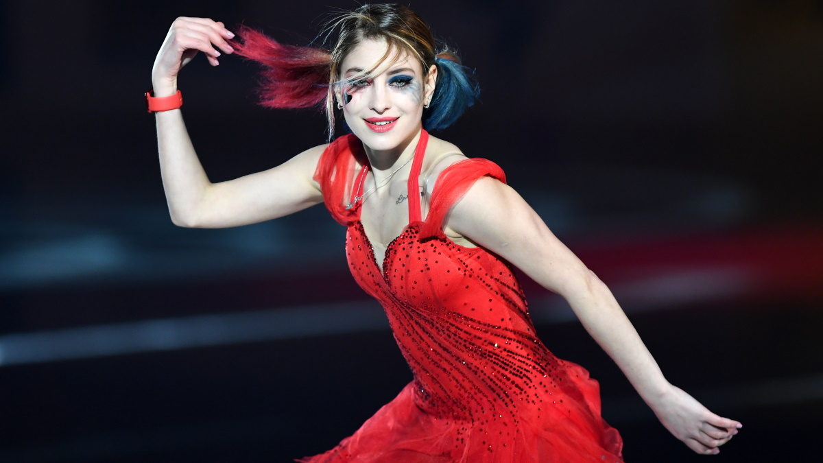 Алена Косторная в красном платье на льду в Гренобле. Фото: GLOBAL LOOK PRESS