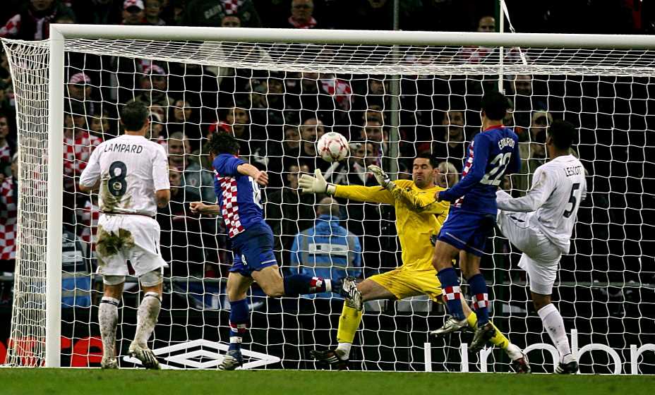 Ивица Олич (второй слева) поражает ворота вратаря сборной Англии Скотта Карсона в том самом победном для Хорватии матче (3:2). Фото: ТАСС