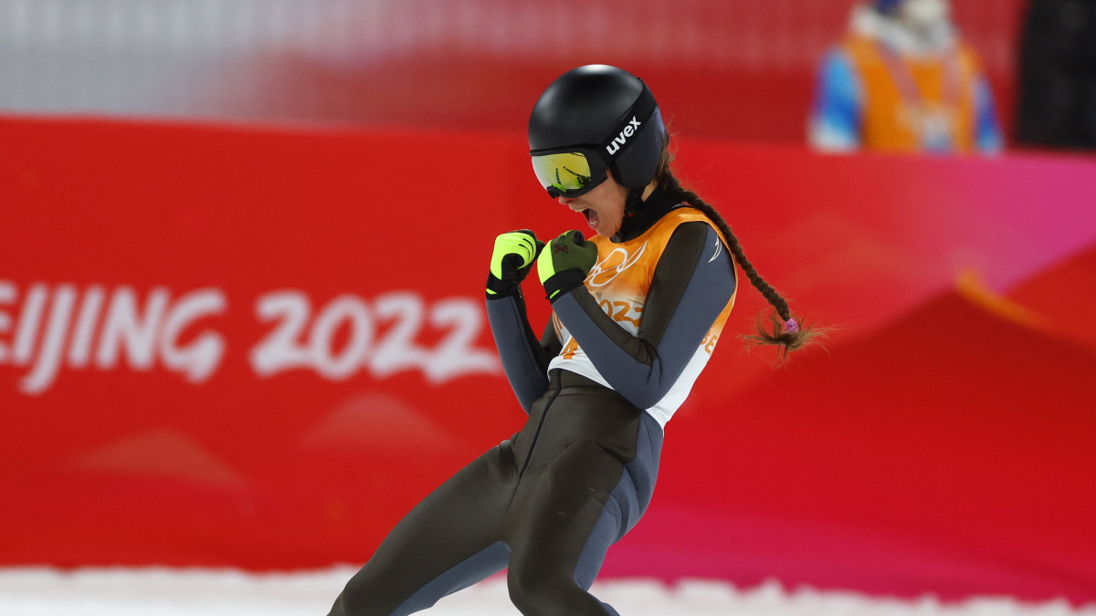 Ирина Аввакумова после удачного прыжка на командном турнире Олимпиады. Фото: REUTERS