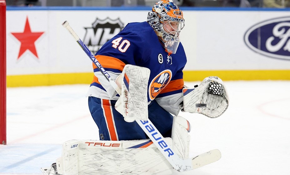 Голкипер «Айлендерс» Варламов отразил 40 бросков в свой 36 день рождения. Фото: Reuters