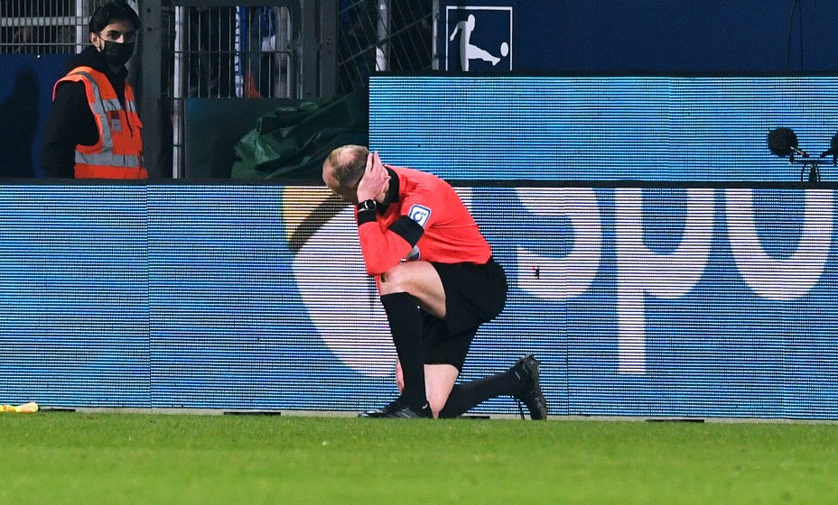 В бокового арбитра прилетел стакан во время матча «Бохума» и менхенгладбахской «Боруссии». Фото: Global Look Press