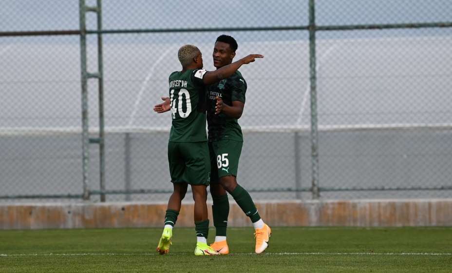 Окоронкво и Олусегун поздравляют друг друга с успешной игрой. Фото: ФК «Краснодар» 