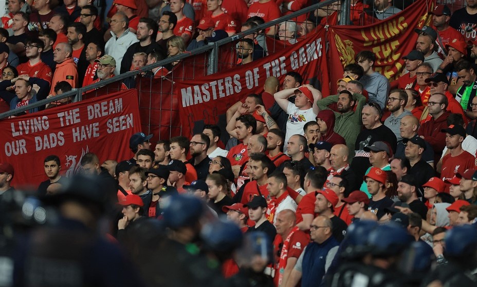 Фанаты не без проблем попали в чашу арены «Стад де Франс». Фото: Reuters