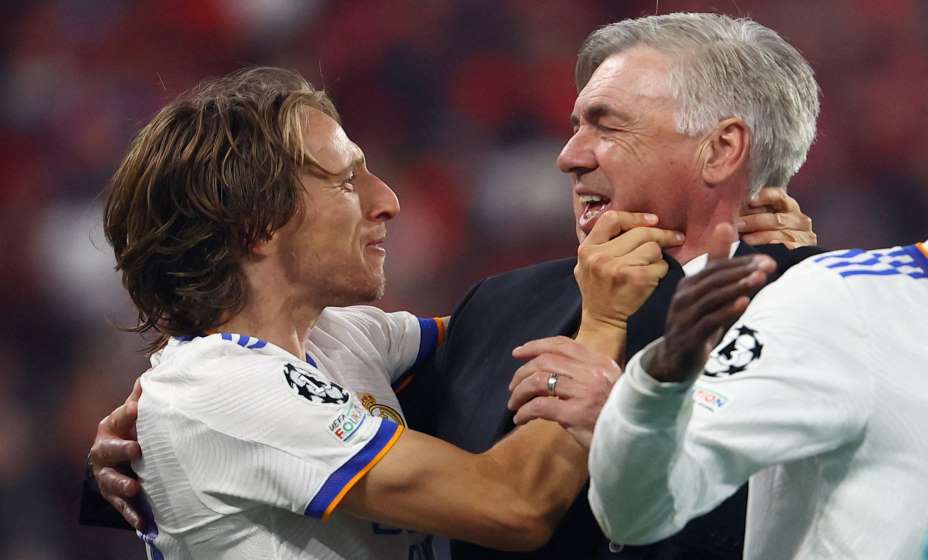 Лука Модрич делит радость победы в Лиге чемпионов с великолепным Карло Анчелотти. Фото: Reuters