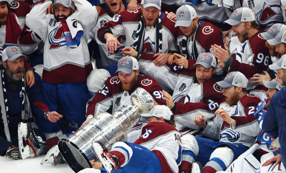 Хоккеисты «лавин» помяли завоеванный Кубок Стэнли. Фото: Reuters