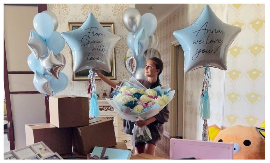 Анну Щербакову вновь одарили кучей подарков. Фото: соцсети Анны Щербаковой