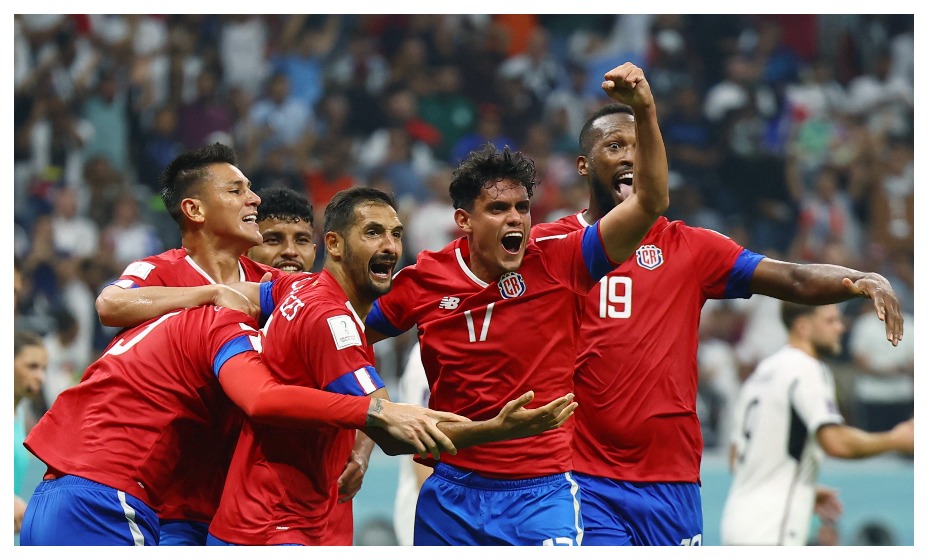 Ельцин Техеда (№17 на фото) забил гол в ворота Мануэля Нойера на ЧМ. Фото: Reuters