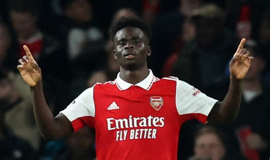 Букайо Сака тащит 