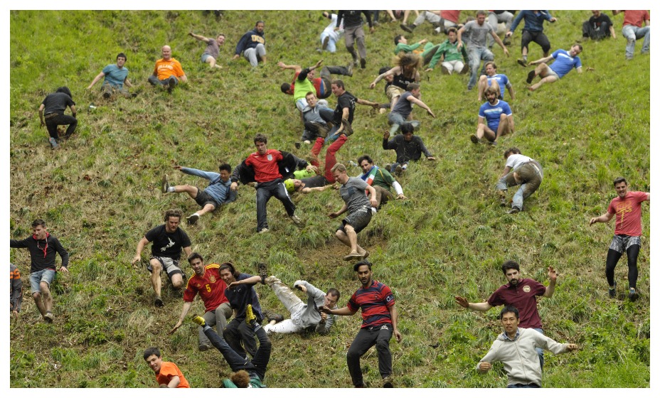 В Великобритании прошла знаменитая гонка за сыром. Фото: Global Look Press