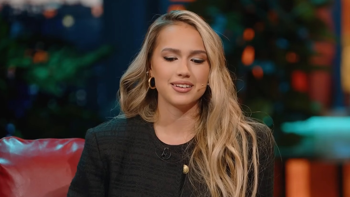 Алина Загитова поведала о многом интересном. Фото: стоп-кадр прямого эфира телеканала ТНТ.