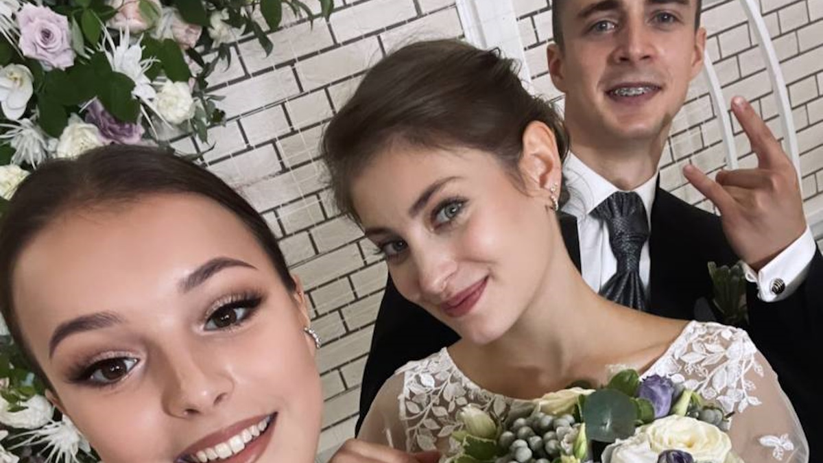 Алена Косторная в компании с Анной Щербаковой на свадьбе. Фото: соцсети фигуристок.