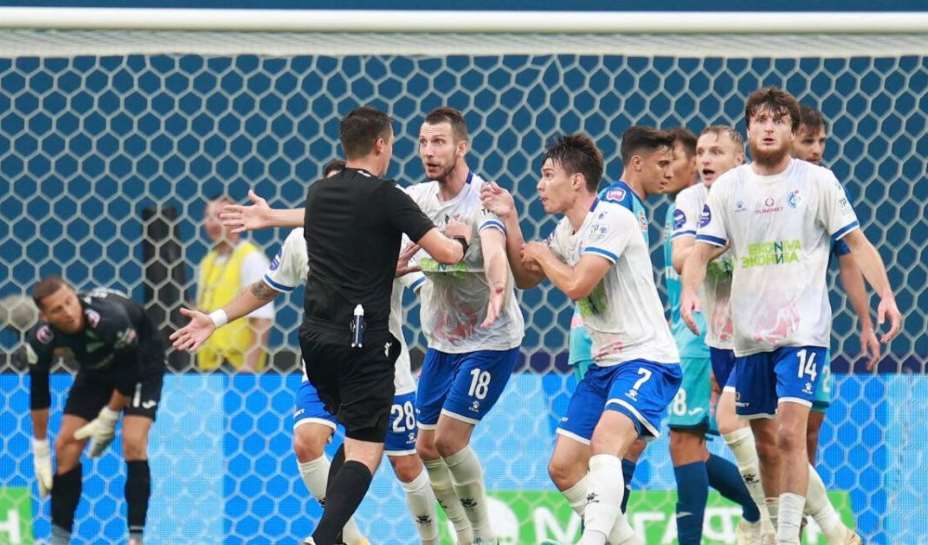 Футболисты «Факела» требуют назначить пенальти в ворота «Зенита». Фото: Соцсети