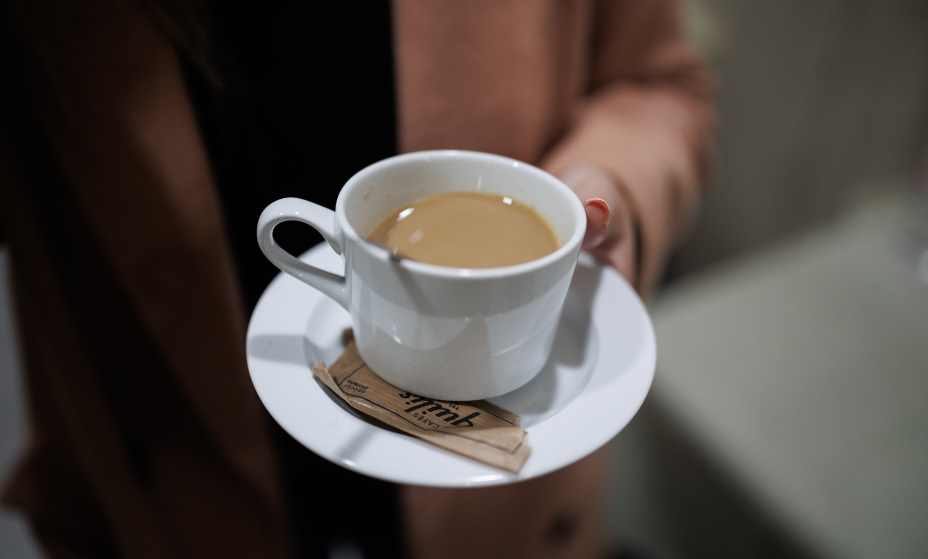 Кофе дарит радость, но мешать его с алкоголем не рекомендуется. Фото:  Global Look Press