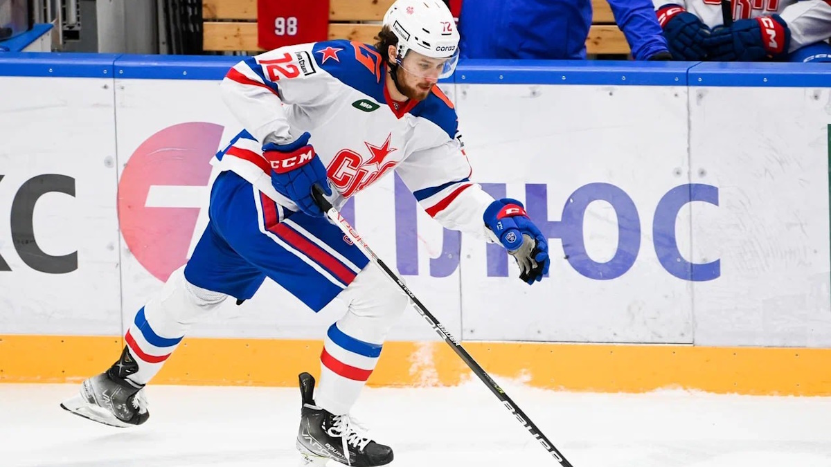 Хоккеист СКА Владимир Алистров в матче против 