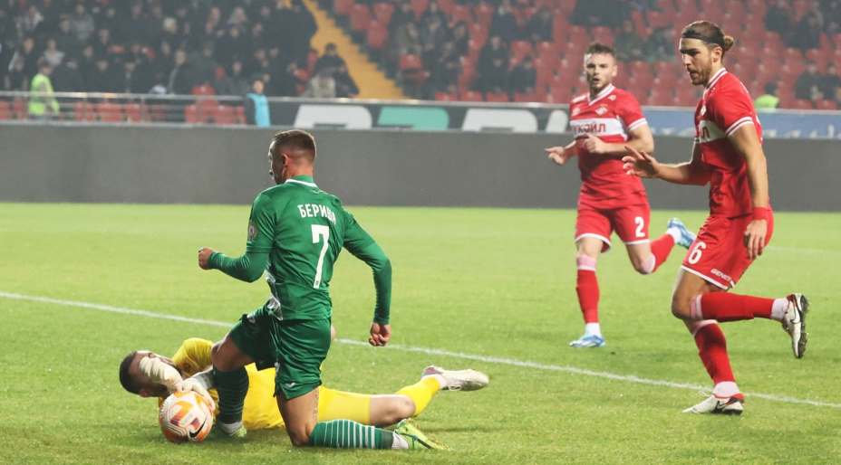 Полузащитник «Ахмата» Бериша спровоцировал главного тренера «Спартака» Гильермо Абаскаля. Фото: ВК ФК «Ахмат»