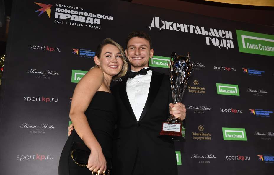 Федор Чалов вместе со своей девушкой Валерией и призом «Джентльмен года 2023». Фото: Михаил Фролов, КП
