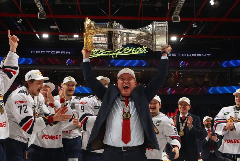 Главный тренер «Металлурга» Андрей Разин с Кубком Гагарина-2024. Фото: Соцсети ХК «Металлург»