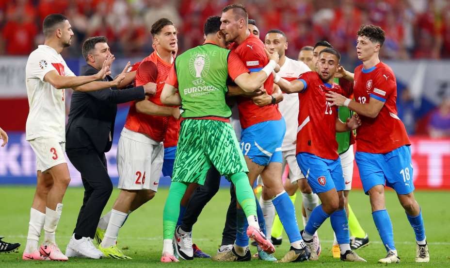 Чехи и турки устроили серьезные разборки после финального свистка. Фото: Reuters