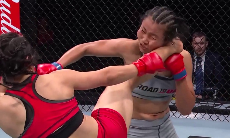 Поединок на турнире UFC в Китае завершился тяжелым нокаутом, бойца унесли на носилках. Фото: UFC Russia