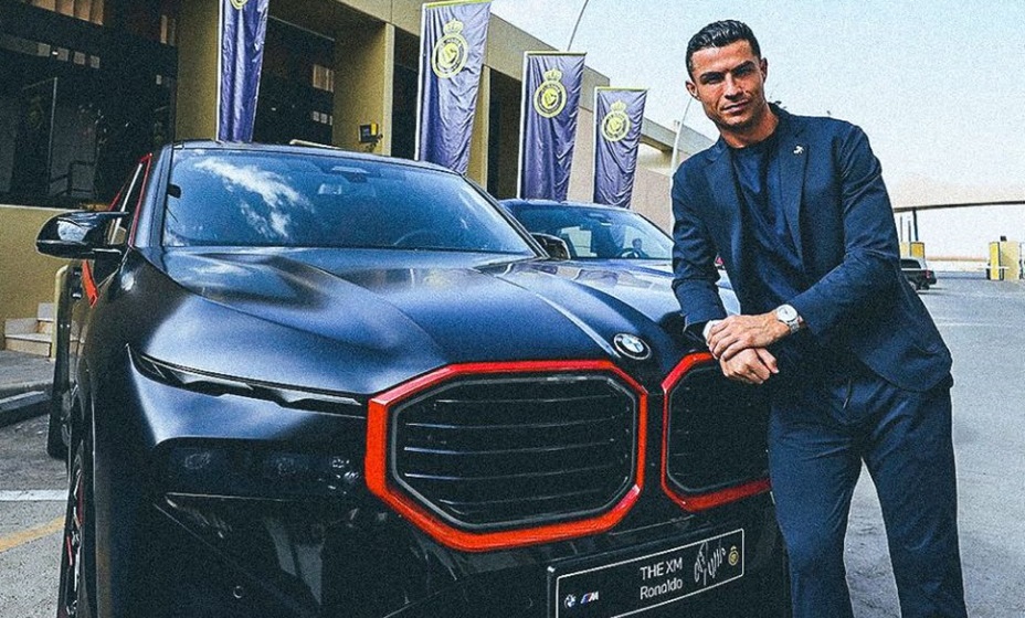 Роналду получил в подарок от «Аль-Насра» BMW новейшей модели. Фото: Global Look Press
