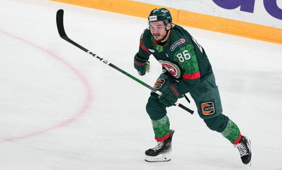 У Никиты Дыняка во время игры из формы выпал телефон. Фото: ХК «Ак Барс»