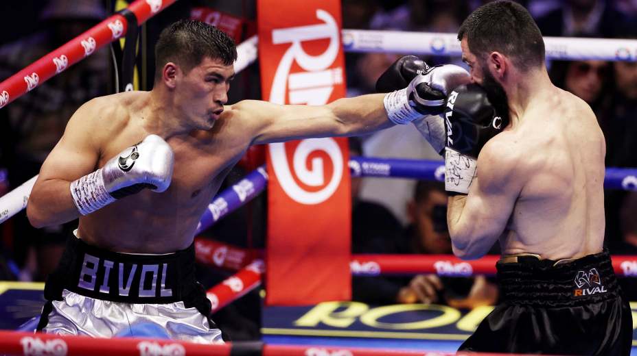 Дмитрий Бивол взял реванш у Артура Бетербиева и стал чемпионом в полутяжелом весе. Фото: Reuters