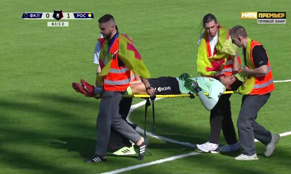 Вратаря Ростова унесли на носилках, фото снимок экрана