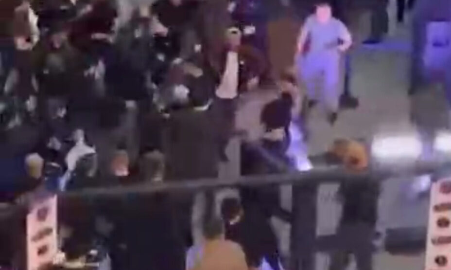 Массовая драка на турнире MMA, фото снимок экрана