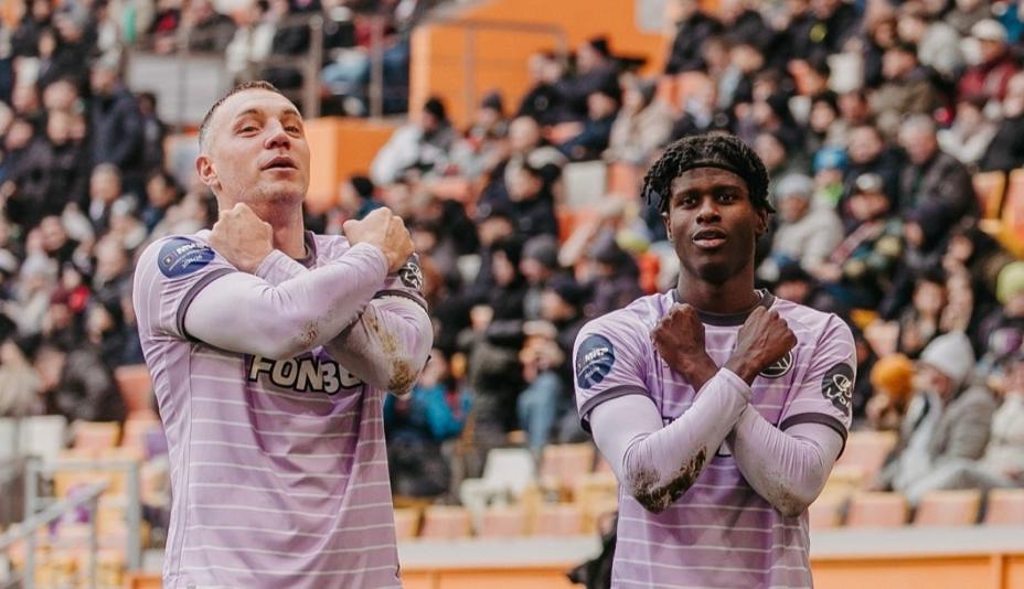 Беншимол и Дзюба празднуют гол в ворота «Локо». Фото: Соцсети ФК «Акрон»