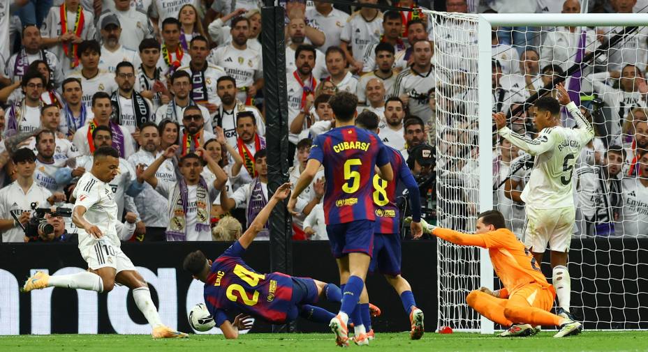 «Реал» наседает на ворота «Барселоны». Фото: Reuters