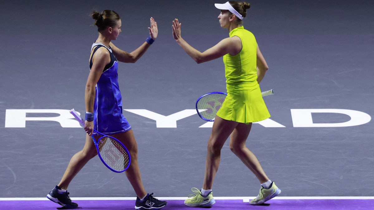 Вероника Кудерметова и бельгийка Элисе Мертенс. Фото: REUTERS