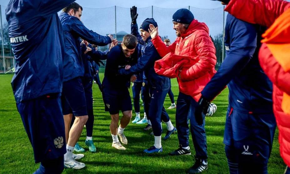 Кирилл Глебов получает поздравления с 20-летием от товарищей по сборной России. Фото: Соцсети РФС