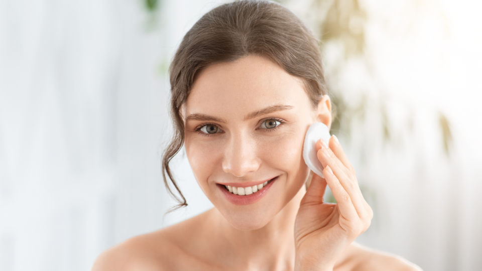 12 лучших лосьонов для лица 2025