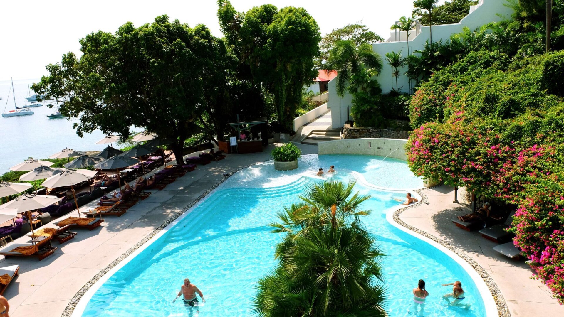 Бассейн отеля All Seasons Naiharn Phuket на Пхукете.