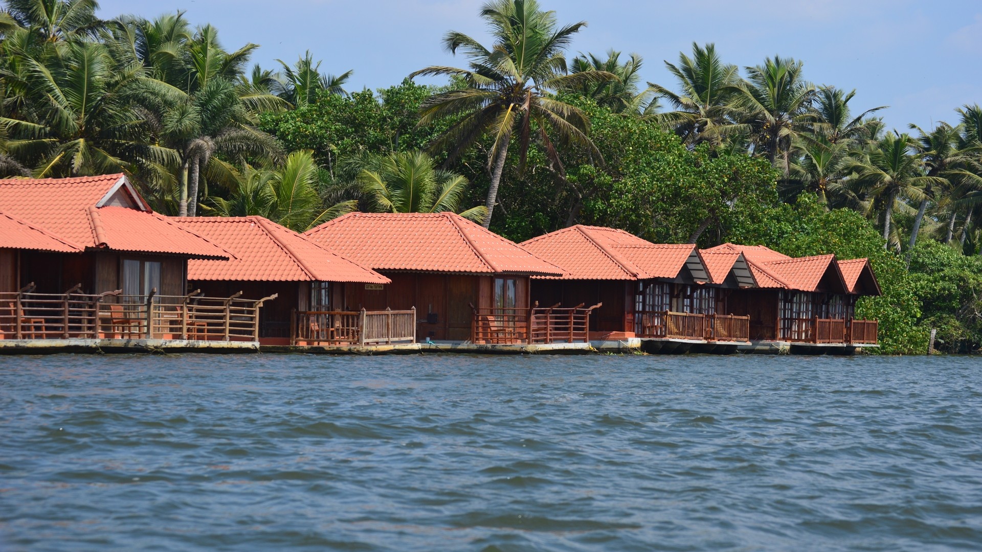Плавучие домики возле островов Пувар в заводях штата Керала.