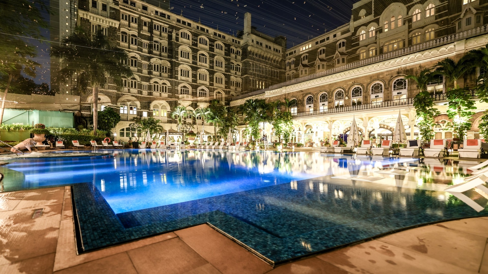 Бассейн и патио исторического отеля «Тадж-Махал», Мумбаи.