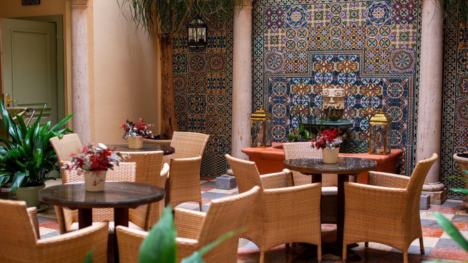 Интерьер ресторана в старом городе Рабат.