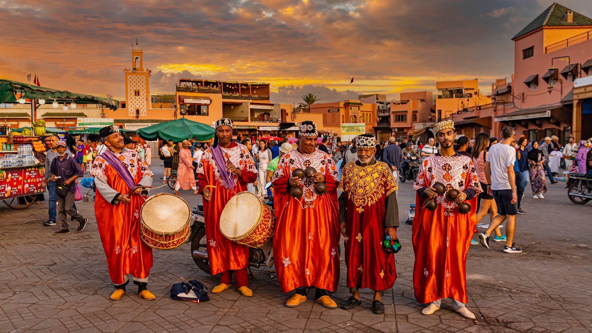 Уличные танцоры в городе Марракеш.