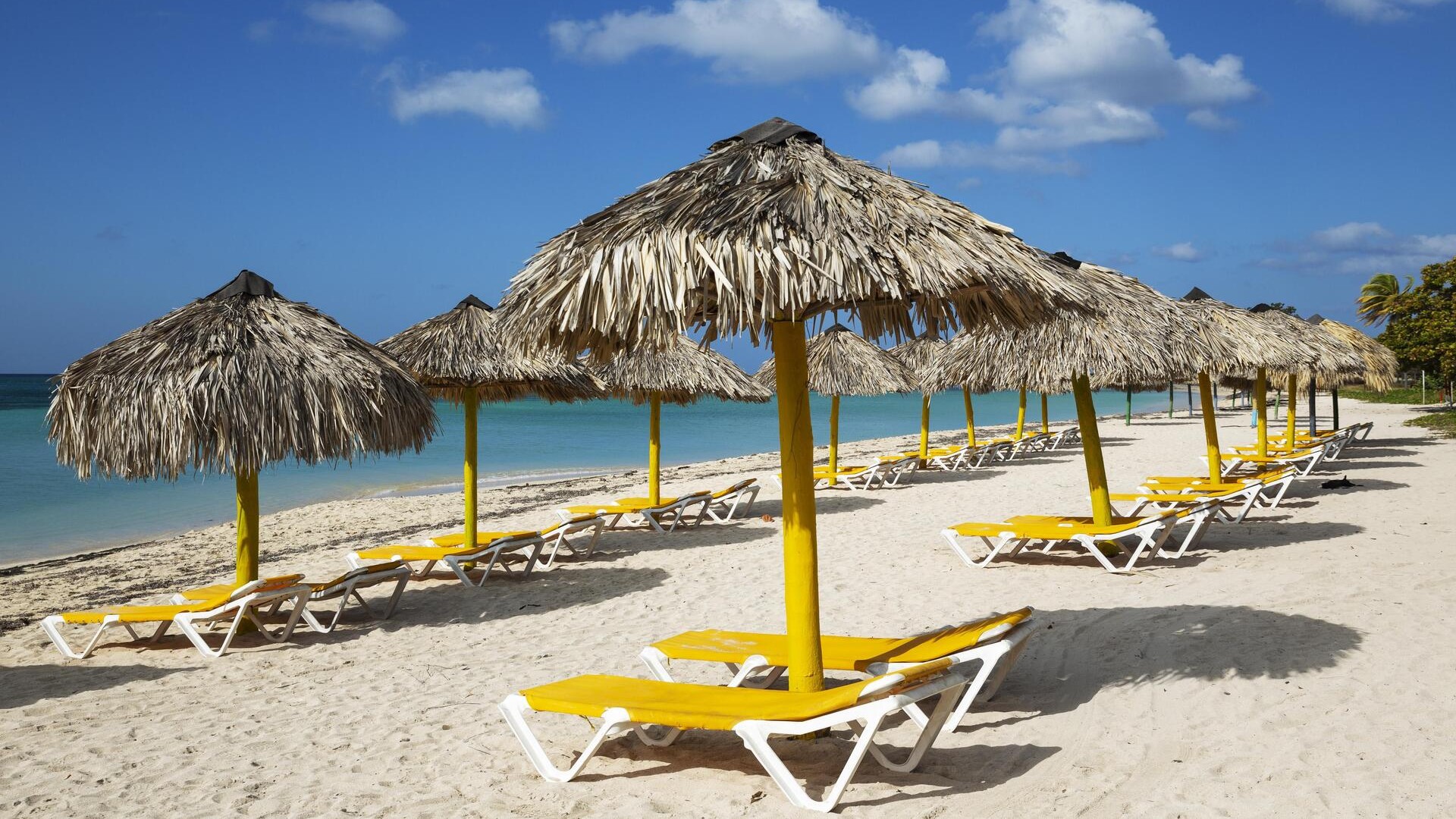 Шезлонги и соломенные зонтики на пляже Плайя-Анкон, Тринидад.