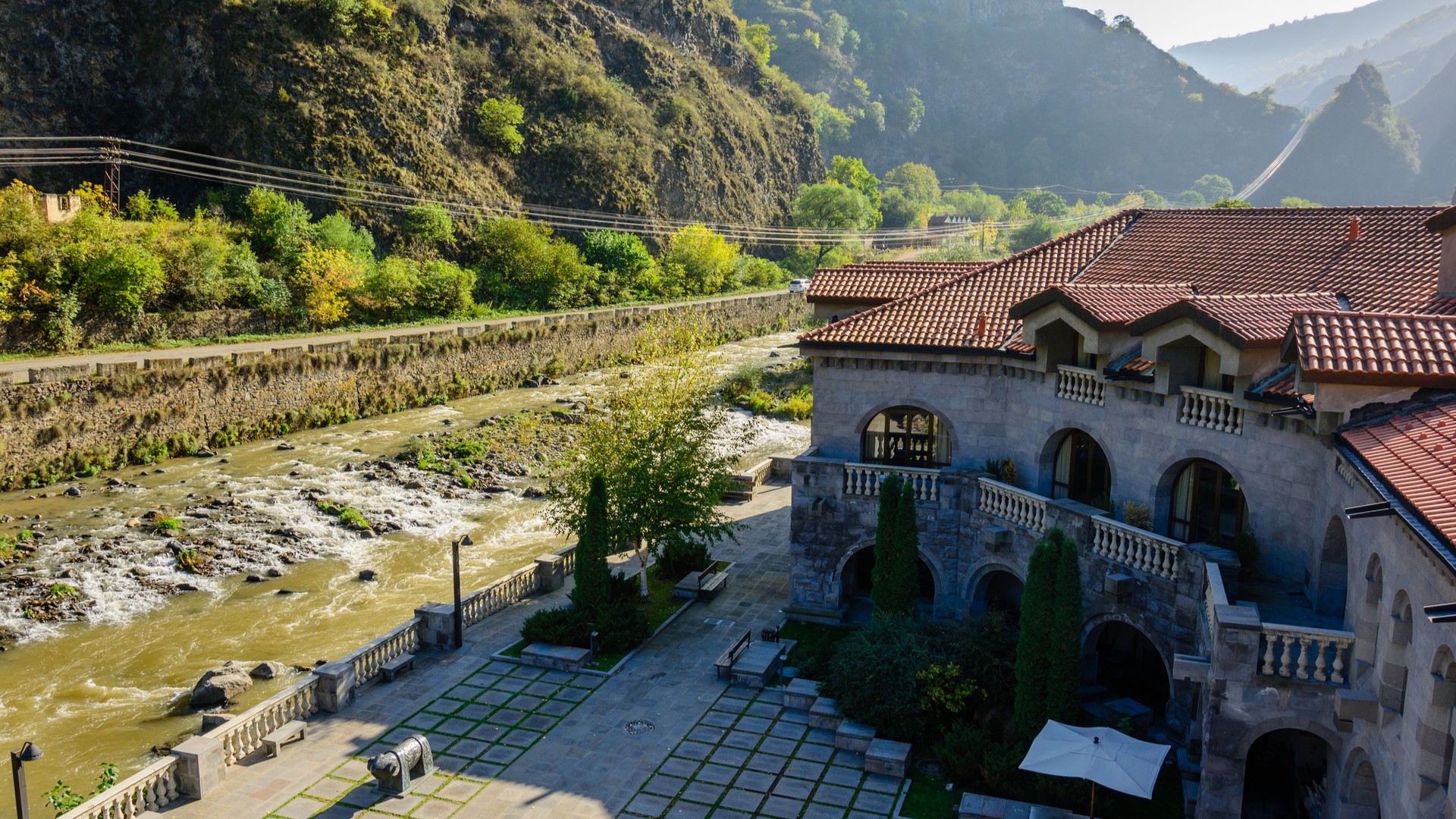 Прекрасные виды Tufenkian Avan Dzoraget Hotel у реки Дебет.