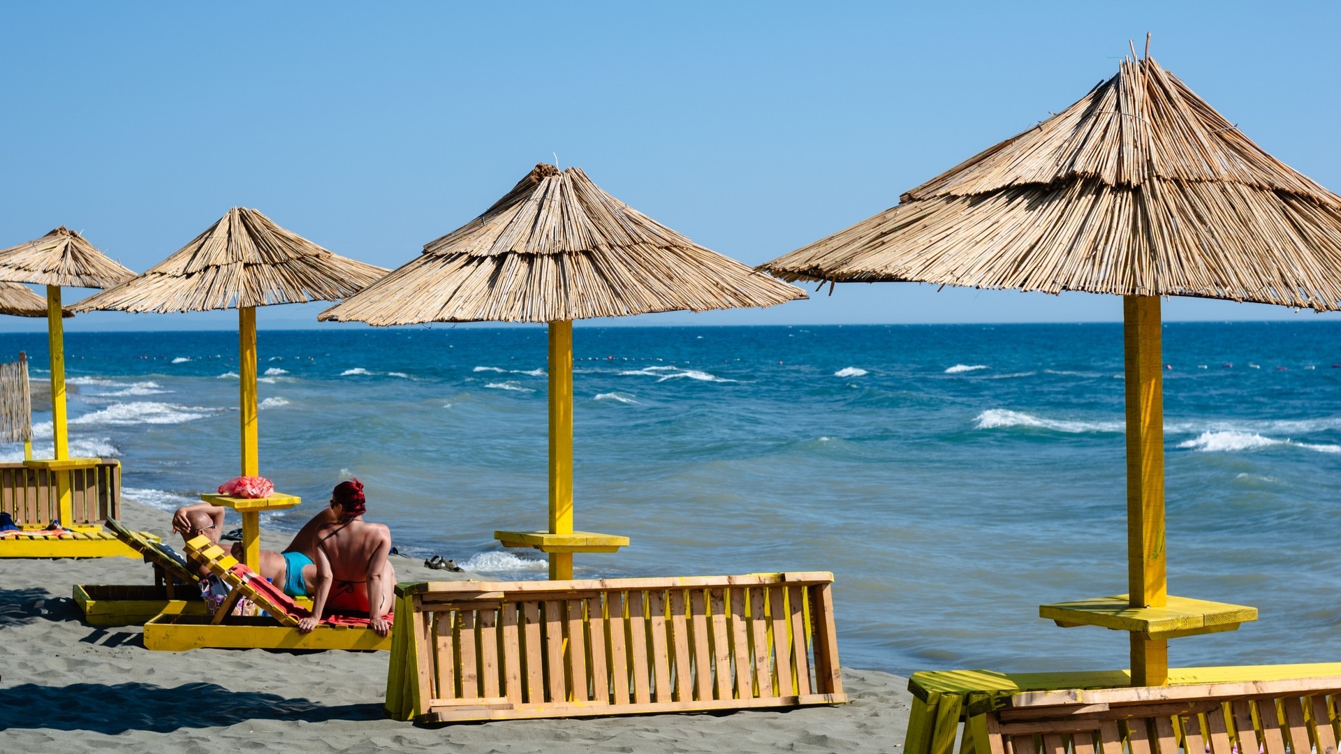 Туристы отдыхают на острове Ада-Бояна недалеко от Улциня.