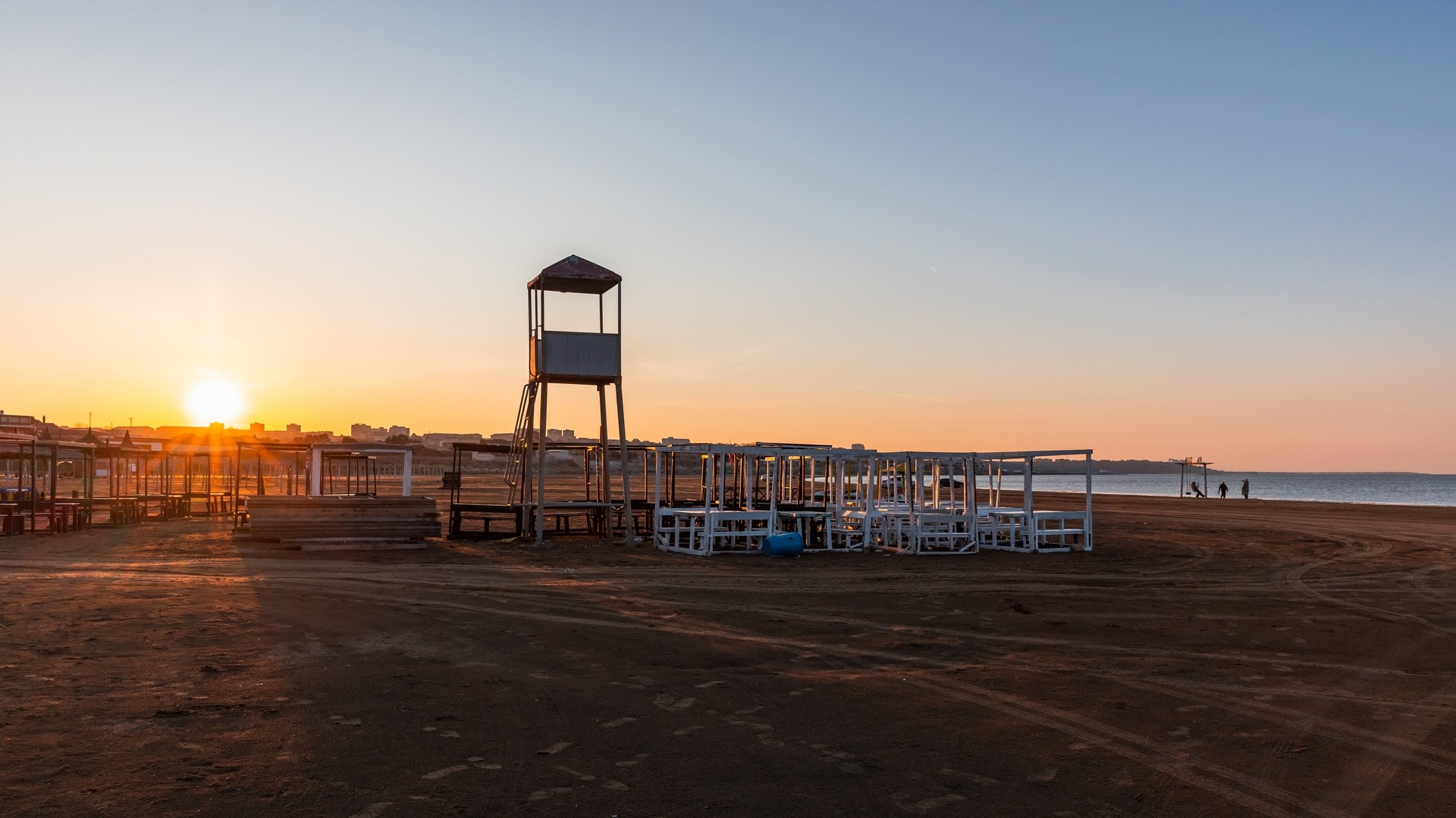 Восхода солнца на пустом пляже с башней спасателей, Бузовна.