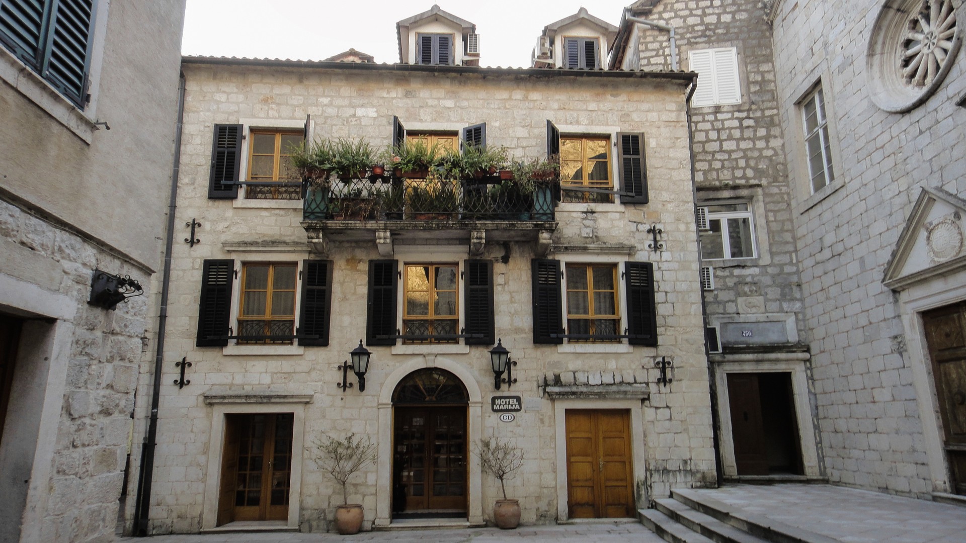 Атмосферный Hotel Marija в Старом городе Котора.