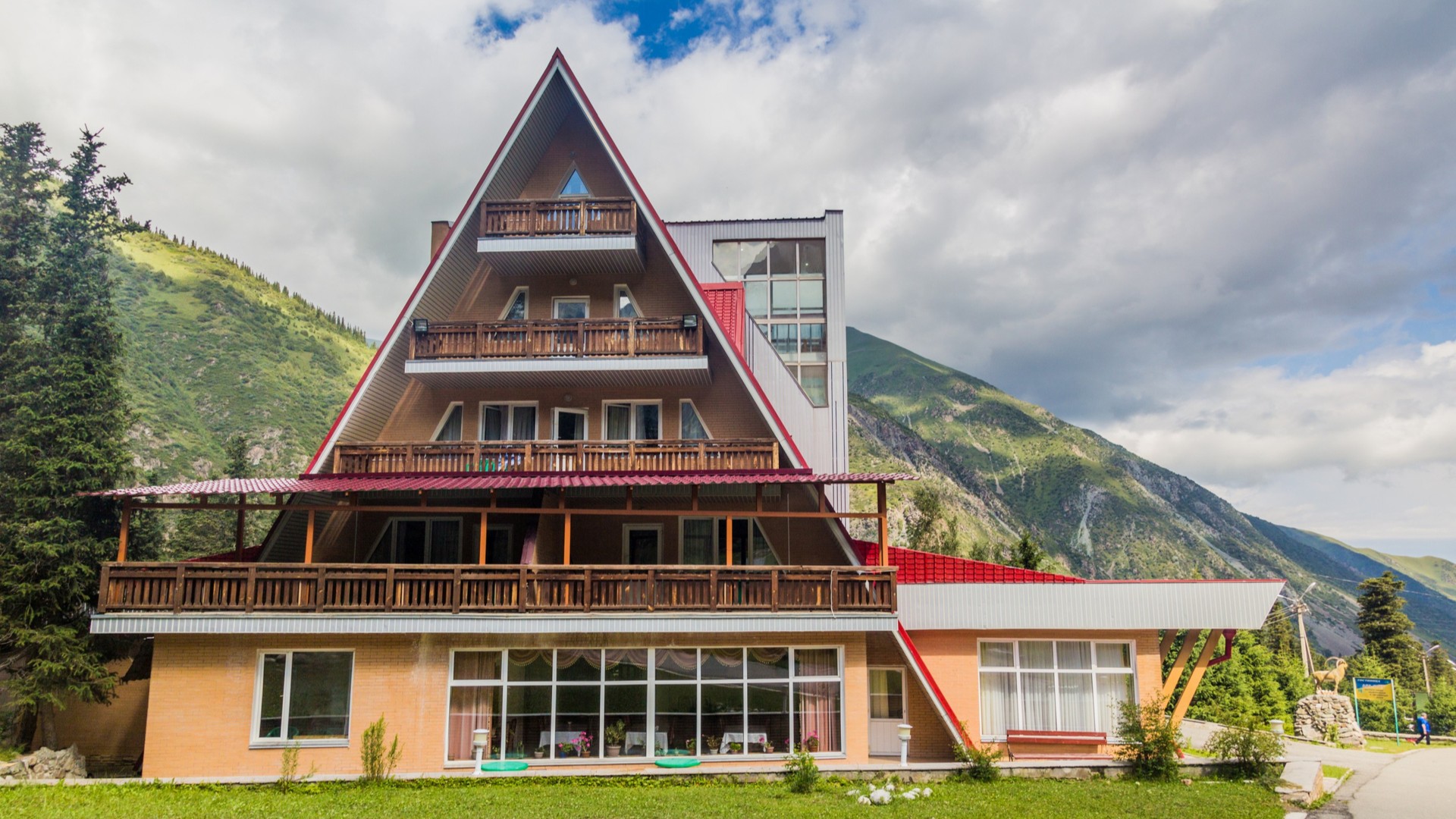 Отель в ущелье Ала-Арча недалеко от Бишкека.